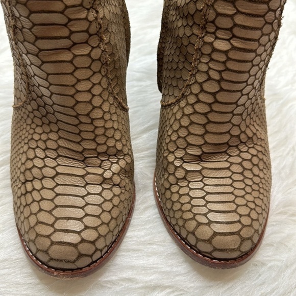 Joie Grey Snakeskin Heeled Ankle Boot size EUR size 39 US size 9 - Picture 4 of 9